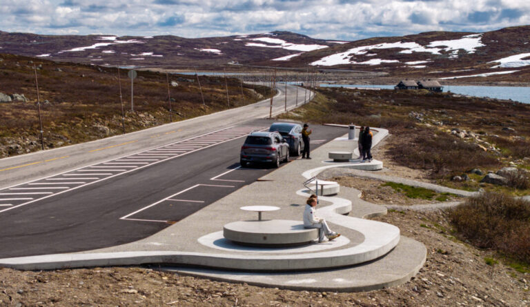 Ørteren rasteplass har kapasitet for seks parkeringsplasser, flere sitteplasser langs kanten og ved benkene og to bord. Arbeidet er utført av entreprenøren GTS AS. (Foto: Foto: Harald Christian Eiken/ Statens vegvesen)