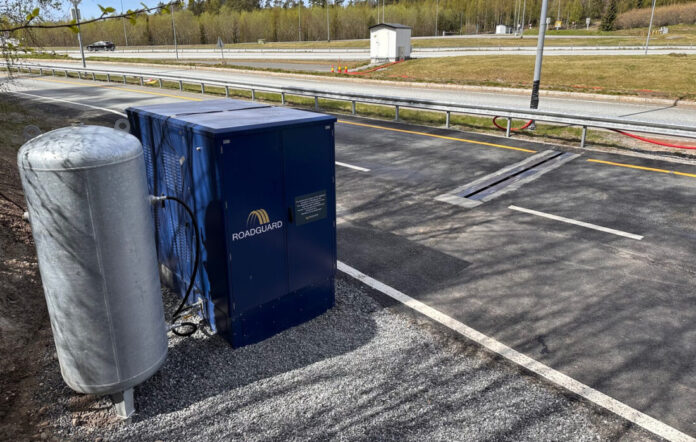 Skanneren som ligger i veien tar bilder og måler mønsterdybden på hvert dekk som passerer. (Foto: Roadguard)