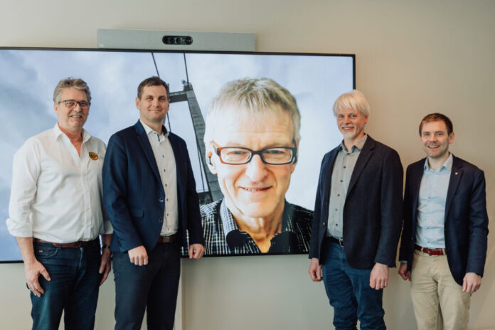 Digital signering av kontrakt for E134 Røldal-Seljestad. Fra venstre: daglig leder for Bertelsen & Garpestad AS