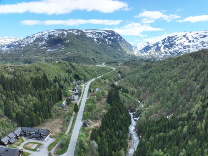 Dronebilde av fjellet ved Hesjabakkmyrane. Den nye Røldalstunnelen skal gå inn i fjellet til venstre. (Foto: Statens vegvesen)