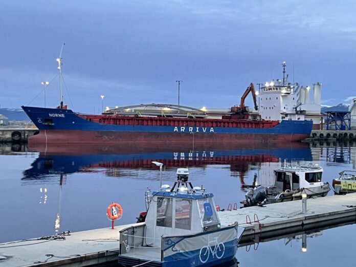 Brodelene til Hangarbrua er vel i havn i Trondheim. (Foto: Torstein Ryeng/Statens vegvesen)|Byggeleder Martin N. Myhre. (Foto: Vegard Thorvaldsen/Statens vegvesen)|Her blir det første elementet (trykkbue) losset av skipet. (Foto: Vegard Thorvaldsen/Statens vegvesen)