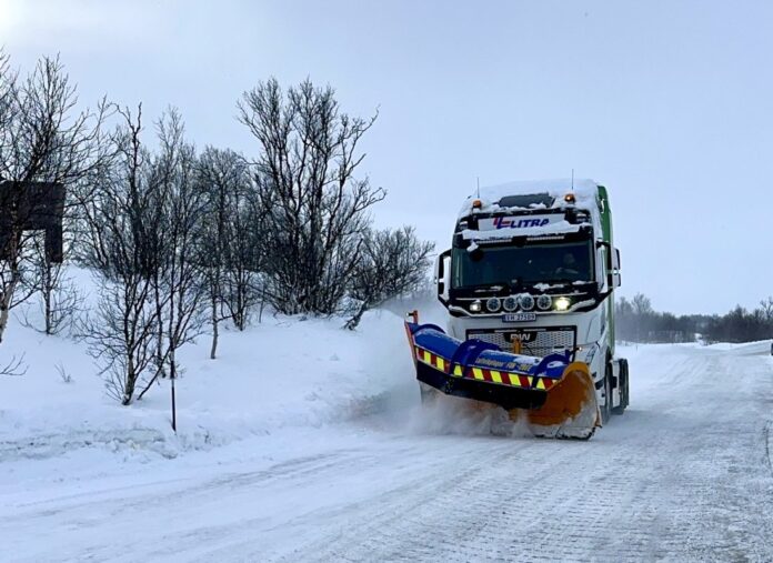 Statens vegvesen spør hvordan lading i forbindelse med veidrift bør være. Her fra test av el-brøytebil på Dovrefjell i vinter. (Foto: Eli Ramstad/Statens vegvesen)