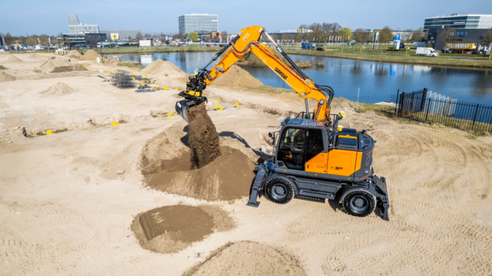 Nederlandske Staad B.V. har i mange år bygget om dieselmaskiner til batterielektrisk drift. Nå har de utviklet og bygget en helt ny batterielektrisk 17-tonns hjulgraver som vil ha premiere på Bauma. (Foto: Staad B.V.)|Driftstiden er oppgitt til 9-11 timer uten lading eller batteribytte
