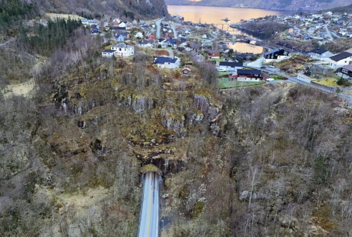 Bildet viser dagens E16 på Helle ved Lågaskartunnelen i retning Stanghelle. Området til venstre for dagens E16 er et av områdene som skal skredsikres. Her skal det etter hvert sprenges ut ny veitunnel mellom Helle og Vaksdal. (Foto: Statens vegvesen)|Bildet viser dagens E16 på Helle ved Lågaskartunnelen i retning Stanghelle. Området til venstre for dagens E16 er et av områdene som skal skredsikres. Her skal det etter hvert sprenges ut ny veitunnel mellom Helle og Vaksdal. (Foto: Statens vegvesen)|Venstre i illustrasjonen viser ett av områdene som skal skredsikres. Her skal det etter hvert sprenges ut ny veitunnel mellom Helle og Vaksdal. Til høyre ser man dagens E16 og Lågaskartunnelen. (Foto: Statens vegvesen)|Prosjektdirektør i Statens vegvesen
