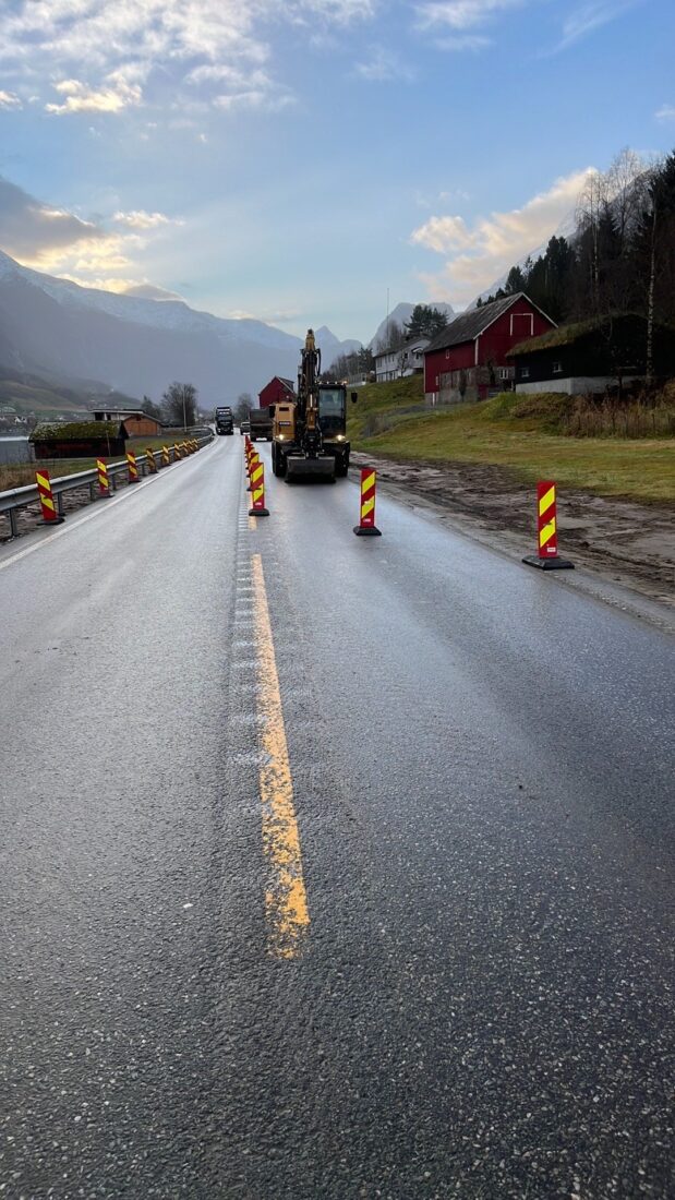 Eksempel på lukking av kjørefelt og bruk av anleggsmaskin som buffer for arbeid. Legg merke til bruk av 906 hindermarkeringer på begge sider av kjørefeltet for å få ned fartsnivået. (Foto: Kveen AS)