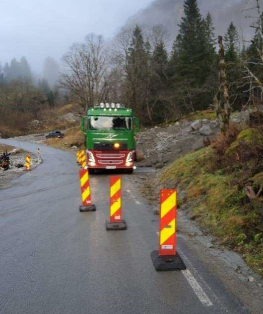 Hindringer og parkerte kjøretøy skal varsles med hindermarkeringer. Når et kjørefelt eller deler av kjørebanen lukkes skal dette markeres med varselpanel eller tre skråstilte hindermarkeringer slik bildet viser. Husk buffersone og sikring dersom det foregår manuelt arbeid i eller tett ved veibanen. (Foto: Veidekke AS)