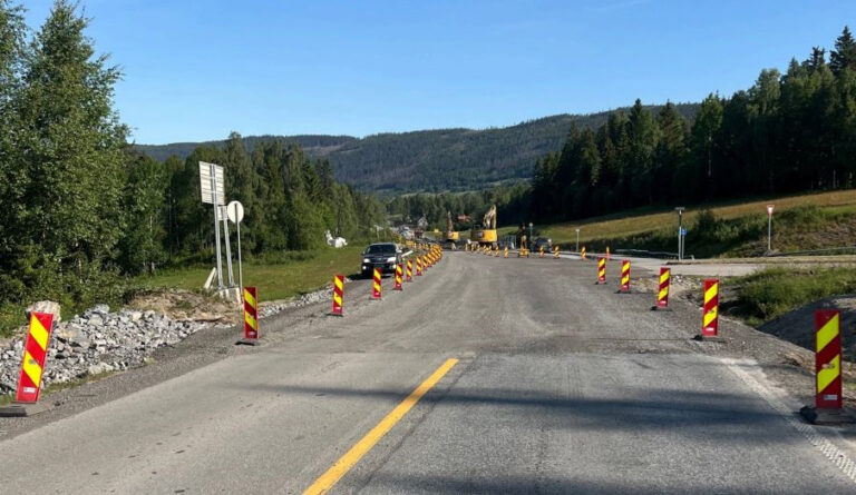 Eksempel på god optisk leding der det ikke er veimerking. Husk at det skal være enkelt å gjøre rett og vanskelig å gjøre feil for trafikantene. De skal «ledes på den rette vei», som de geistlige sier. (Foto: Br. Dokken)