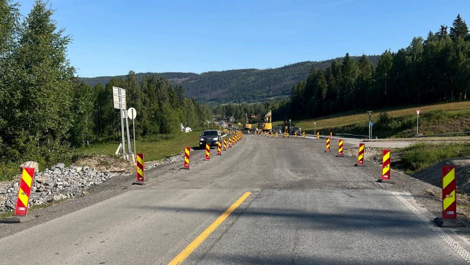 Eksempel på god optisk leding der det ikke er veimerking. Husk at det skal være enkelt å gjøre rett og vanskelig å gjøre feil for trafikantene. De skal «ledes på den rette vei», som de geistlige sier. (Foto: Br. Dokken)