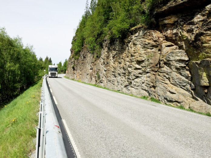 E16 forbi Løkjisberget er hovedutfordringen på strekningen mellom Lomen og Hausåker da den høye fjellskjæringen skal fjernes. (Foto: Statens vegvesen)|Statens vegvesen skal utbedre E16 mellom Lomen og Hausåker i Vestre Slidre kommune. (Kart: Statens vegvesen)|E16 forbi Løkjisberget. Her skal den høye fjellskjæringa fjernes for å utbedre strekningen mellom Lomen og Hausåker. (Foto: Statens vegvesen)