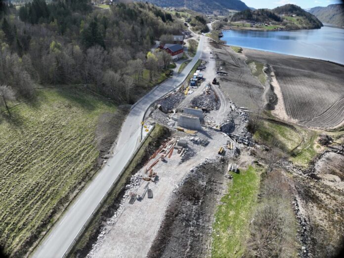 Nå er det full aktivitet i anleggsområdet. (Foto: Karl Gunnar Sødal)|Ny E39 går litt til side for Vinjeøra tettsted. (Foto: Karl Gunnar Sødal)