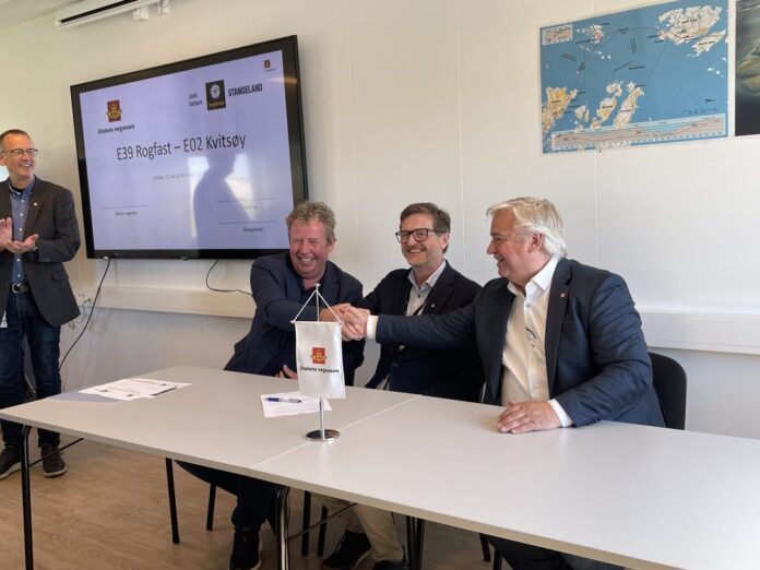 Her signeres E02 Kvitsøy-kontrakten. Fra venstre: Sveinung Brude (prosjektleder E39 Rogfast på Kvitsøy