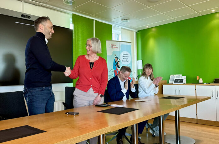 Nå kan arbeidene starte. Fra venstre: daglig leder Espen Snipen fra Isachsen AS