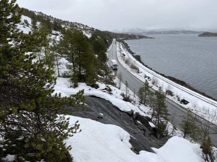 Den skredutsatte strekningen ved Ytterkleiva på rv. 80 i Fauske kommune. (Foto: Finn Sverre Daniel Karlsen/Statens vegvesen)