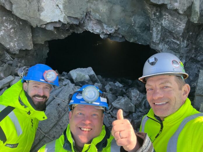 SVV_Sotrasambandet_gjennomslag-2 Fornøyde arbeidere ved gjennomslaget i det nordre løpet. Da er det på sin plass med en selfie! Fra venstre: Kristoffer Brekke (LNS), Kuno Jolanki (LNS) og Flaviano Solesin (Sotra Link Construction). (Foto: Statens vegvesen)