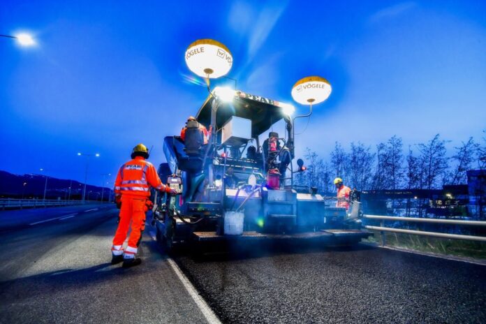 CO2-utslippene fra asfalt er kraftig redusert. (Foto: Knut Opeide, Statens vegvesen)