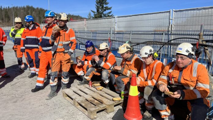 SVV_brostop_Isielva-3 Cirka 40 ansatte fra Statens vegvesen og Skanska feiret siste støp med lunsj på broa. (Foto: Linda Grønstad/Statens vegvesen)