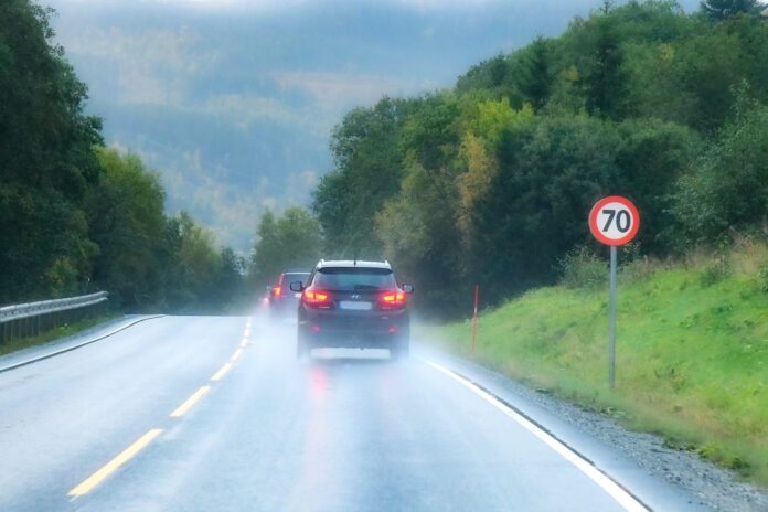 Fem entreprenører konkurrerer om å få vedlikeholde riksveier i Trøndelag. (Illustrasjonsfoto: Foto: Knut Opeide/Statens vegvesen)