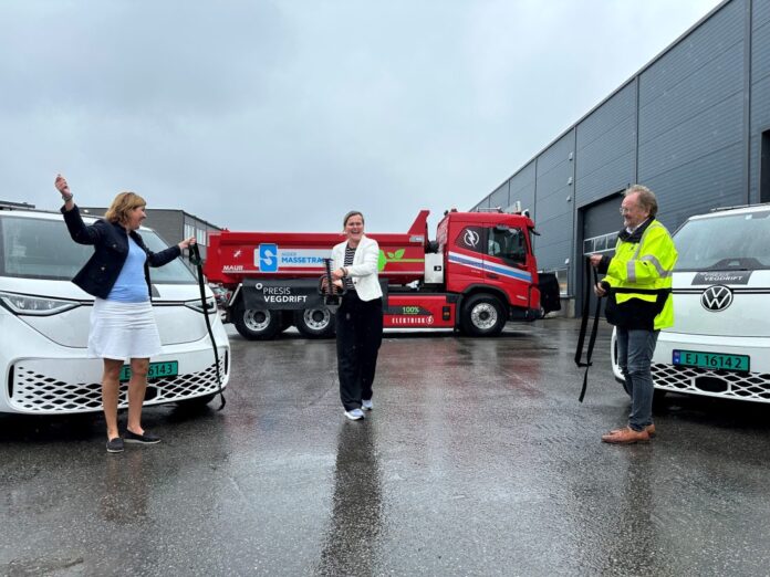 SVV_drift_riksveier Statssekretær Cecilie Knibe Kraglund klipte den grønne snora ved hjelp av en elektrisk hekksaks, mens avdelingsdirektør Marianne Øhrn fra Statens vegvesen og trafikant-representant Reidar Retterholt fra NLF holdt snora i Kristiansand. (Foto: Kari Liheim Sund/Statens vegvesen)