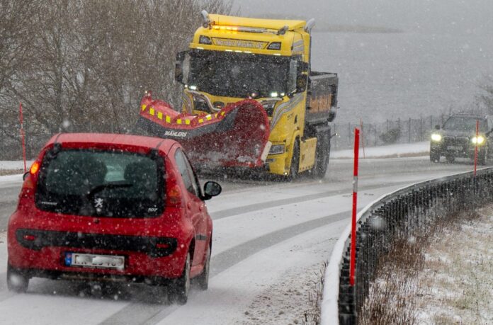 I tillegg til pris må de sju entreprenørene som har meldt seg på i konkurransen om driftskontrakten for riksveiene i Gudbrandsdalen, vise at de kan finne gode løsninger for trafikantene, vinterdrift og utslippskutt. Bare tre-fire av dem går videre til forhandlinger med Statens vegvesen. (Illustrasjonsfoto: Bård Asle Nordbø/Statens vegvesen)