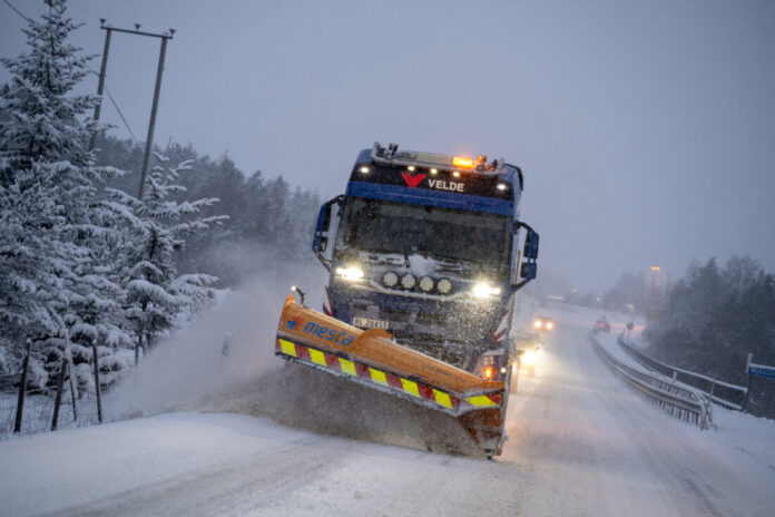 Vinterdriften har stor betydning for framkommelighet og trafikksikkerhet på veiene, og er en viktig oppgave i driftskontrakten. (Foto: Statens vegvesen)