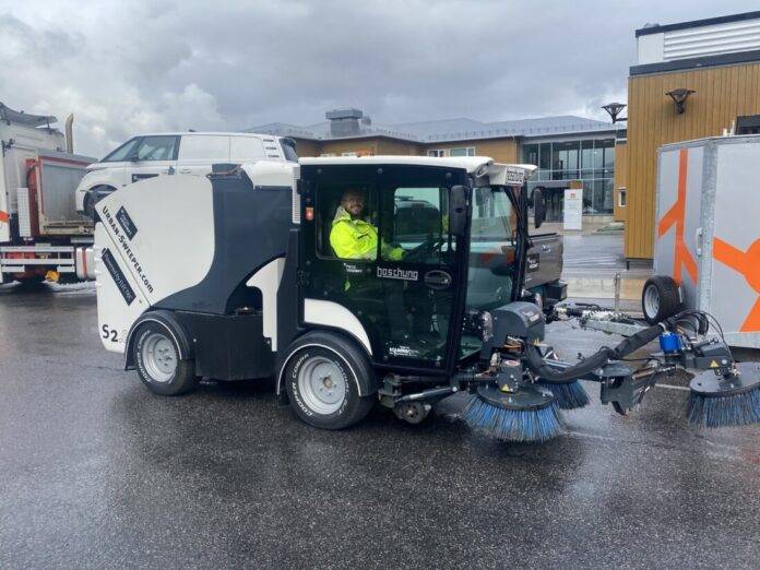 Feiing og spyling av veibane, gang- og sykkelveier er del av driftskontrakten. (Foto: Statens vegvesen)