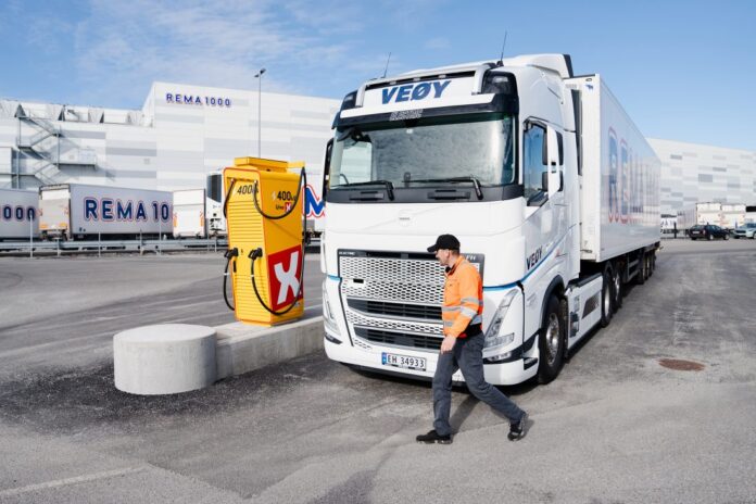 Uno-X Mobility har etablert sin første offentlig tilgjengelige ladestasjon for tungtransport på Vinterbro. (Foto: Wordup)