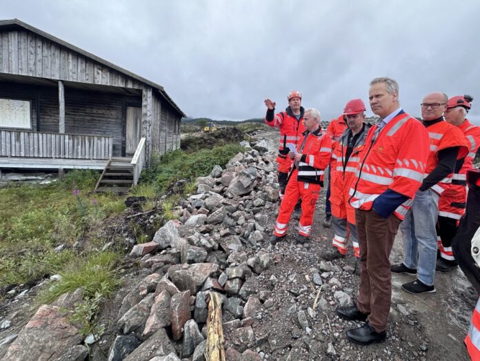 Samferdselsminister Jon-Ivar Nygård var imponert over arbeidet Statens vegvesen og entreprenøren Bertelsen & Garpestad AS gjør med å bygge opp et myrdeponi på E39 Betna Hestnes i Heim kommune. Han fikk en gjennomgang av arbeidet med prosjektleder Odd Helge Innerdal og Inge Tonny Nås i Statens vegvesen og assisterende prosjektleder Per Livar Ramsli hos entreprenøren. (Foto: Per Kollstad/Statens vegvesen)
