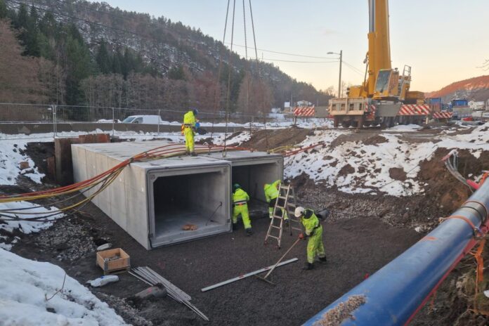 Statens vegvesen utfører breddeutvidelse av rv. 9 gjennom Strai utenfor Kristiansand. To broer skal byttes ut med kulverter. (Foto: Statens vegvesen)