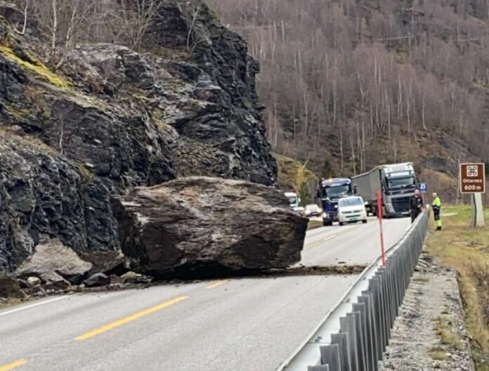 Steinen som raste ut på E16 i Aurland er så stor at den må sprenges for å kunne bli fjernet. (Foto: Statens vegvesen)
