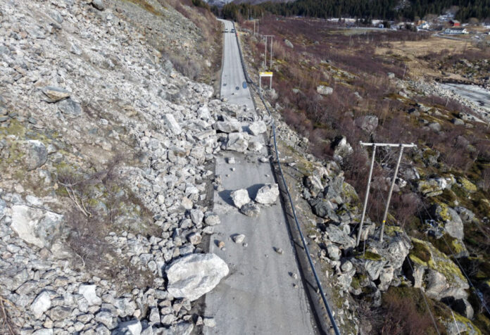 Det vil ta tid å rydde opp etter raset som sperrer E10 i Vågan kommune i Lofoten. (Foto: Odd-Roger Warberg/Statens vegvesen)