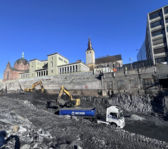Det skal kjøres ut 150 000 tonn steinmasser i arbeidet med å senke Hammersborgtunnelen under regjeringskvartalet i Oslo sentrum. Svartskiferen kjøres ut med elektriske semitrailere. Nå blir det krav om at massetransporten i veiprosjektene til Statens vegvesen blir uten CO2-utslipp. (Foto: Per Kollstad/Statens vegvesen)|John Atle Haugland