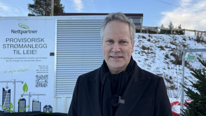 Samferdselsminister Jon-Ivar Nygård foran en av nettstasjonene som Statens vegvesen brukte i byggingen av ny miljøgate i Gran sentrum. Dette ble gjort tilnærmet utslippsfritt. Pilotprosjektet fikk midler i 2023