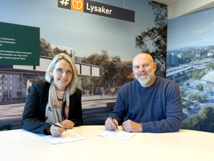 F.v.: Direktør Irene Måsøval i Fornebubanen og direktør Neal Nordahl i Veidekke Anlegg signerer kontrakten. (Foto: Veidekke)