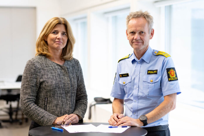 Skattedirektør Nina Schanke Funnemark og politidirektør Håkon Skulstad signerer den nye samarbeidsavtalen. (Foto: Andreas Agasøster Vatnøy