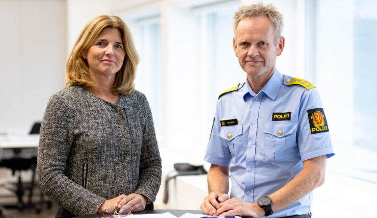 Skattedirektør Nina Schanke Funnemark og politidirektør Håkon Skulstad signerer den nye samarbeidsavtalen. (Foto: Andreas Agasøster Vatnøy, Skatteetaten)