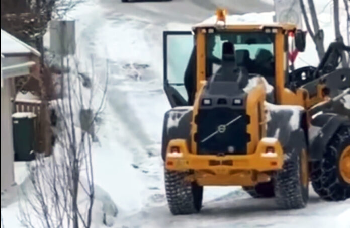 Her blir brøytebilsjåføren fysisk angrepet på jobb. (Skjermdump fra videoklipp/dt.no)
