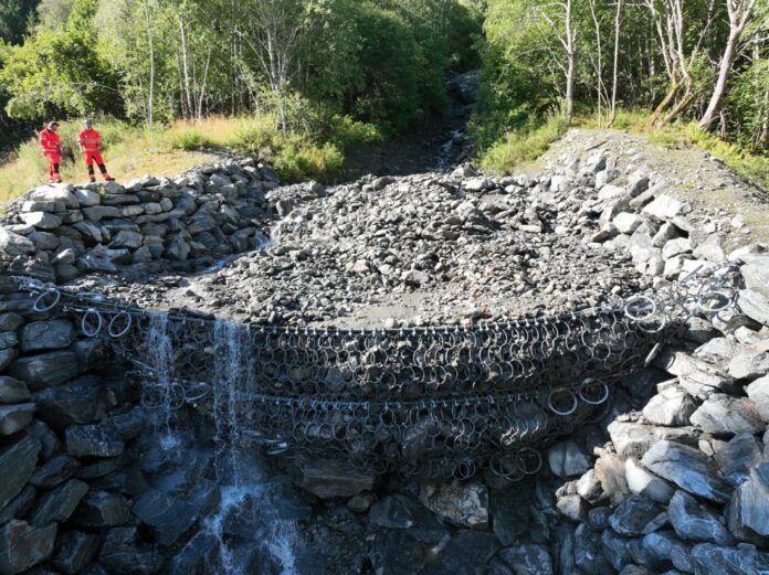 Her ser man hvor effektivt flomskredgjerdet stopper stein. (Foto: Statens vegvesen)|Før og etter. Skred 2018 (til venstre) og 2024 (til høyre). (Foto: Statens vegvesen)