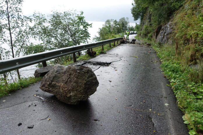 Fylkesveiene blir ofte brukt som omkjøringsveier. Disse veiene er ofte underdimensjonert og tåler ikke trafikkbelastningen. Mange fylkesveier er også utsatt for skred. (Foto: Vestland fylkeskommune)