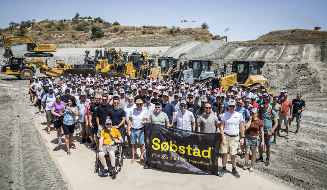 Som en del av jubileumsfeiringen ble det arrangert tur til Malaga, hvor de blant annet besøkte demosenteret til Caterpillar. (Foto: Søbstad)