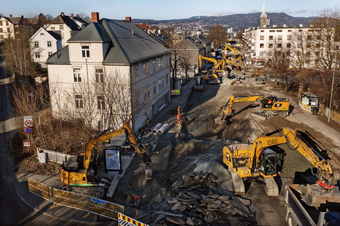 Søbstad AS har utført mange oppdrag i Trondheimsregionen siden oppstarten i 1965. Bildet er fra da de renovert og separerte ca. 1700 m VA-grøft og satt i overkant av 60 kummer på etappe tre av Ladebekken-Rosenborg på oppdrag for Trondheim kommune. (Foto: Søbstad)
