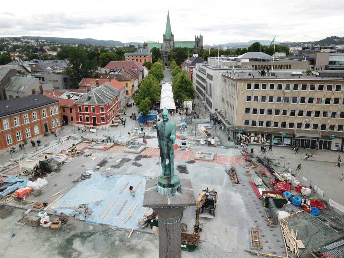 Jobben på torvet foregikk i en periode over tre år, og sto ferdig med nytt solur, vannspeil, fontener, fast møblering og planter sommeren 2020. Det ble også gjort mye under bakken som: kulverter, teknisk rom, røromlegginger, fordrøyningsbasseng m.m. (Foto: Søbstad)