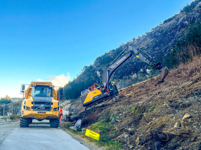 Kinn kommune sikrer at jordmassene i deres anleggsprosjekter blir renset og kan brukes på nytt i fremtidige prosjekter. (Foto: Soilsteam International)|Jordmassene graves opp