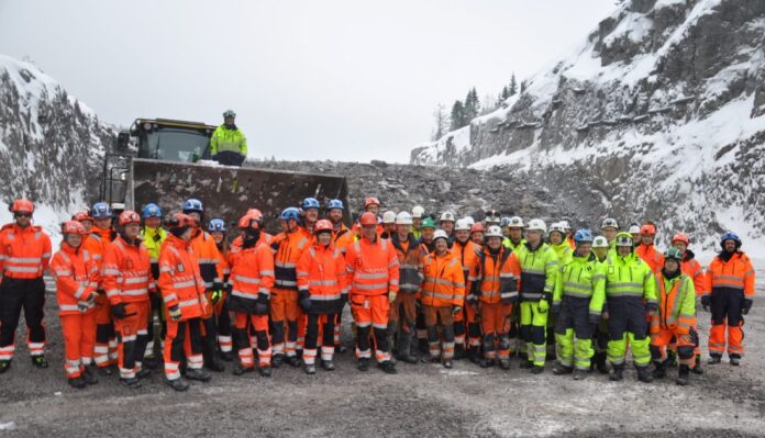 Skanska og Statens vegvesen markerte salve nummer 1000 på E16 Bjørum-Skaret med vel 20 000 kubikkmeter