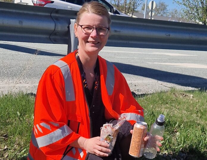 Miljørådgiver Hanne Mørch beklager at Statens vegvesen må bruke ressurser på å plukke søppel som folk kaster fra bilene. (Foto: Camilla Wangsmo Westvik, Statens vegvesen)