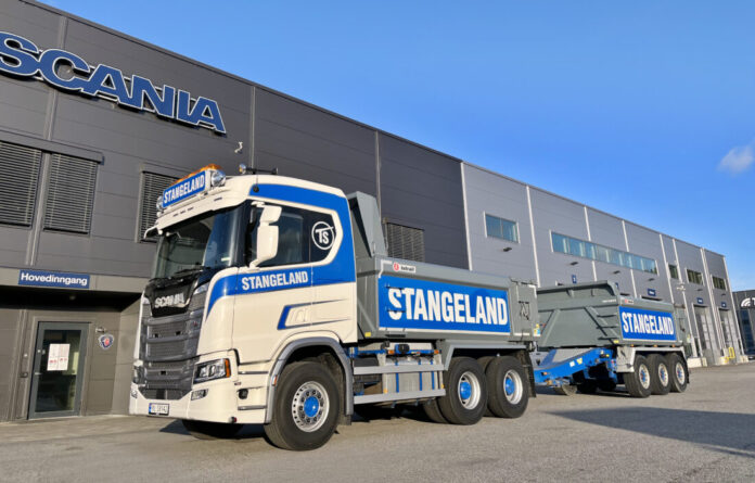 STANGELAND: Det blir flere Scania lastebiler å se hos Stangeland fremover. Sammen med SR Group og Crane Norway Group har Stangeland Gruppen skrevet ny samarbeidstale med Norsk Scania. (Foto: Ole Johannes Jenssen/Norsk Scania)|AVTALE: Det var god stemning etter at den nye samarbeidsavtalen for Stangeland Gruppen