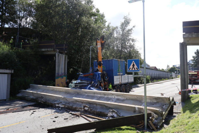 Førerhuset på kranbilen ble knust da Skjenlia bro i Olsvik utenfor Bergen ble revet ned av kranarmen i juli 2023. (Foto: Statens vegvesen)
