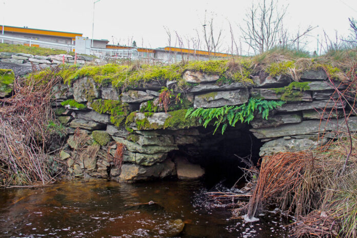 Den gamle steinbroen på Saurås har tydelige skader og står i fare for å kollapse. (Foto: Tine Eikehaug