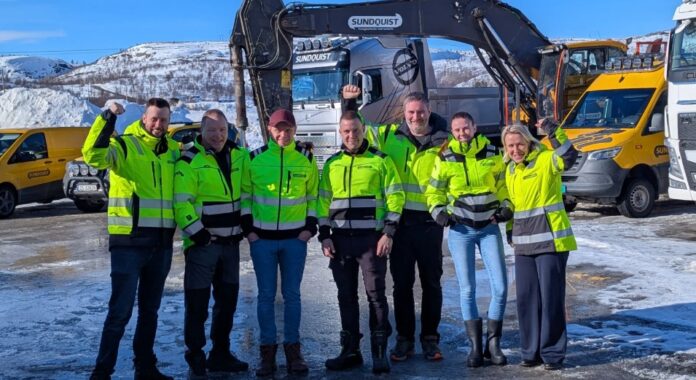 Administrasjonen i Kirkenes står klar til å gyve løs på nye prosjekter i hele Nord-Norge. Flere i prosjektadministrasjonen er på anlegg eller hjemme og klar for sin turnus. (Foto: Sundquist AS)|Maskinforflytning i nord. (Foto: Sundquist AS)