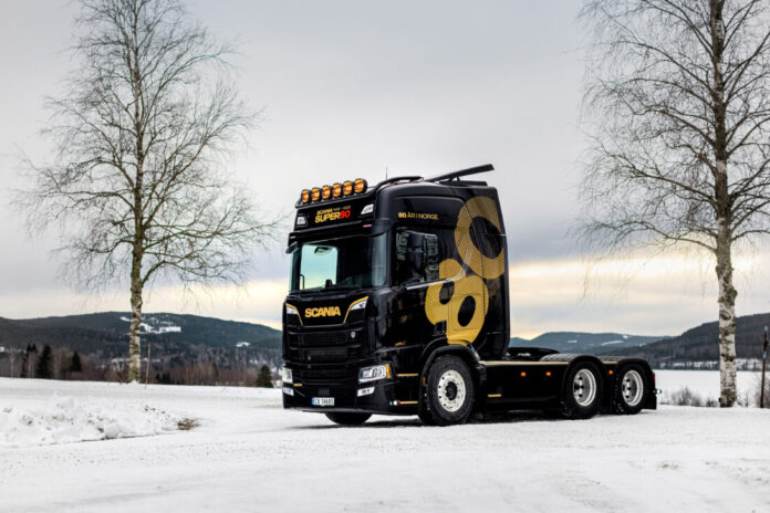 SUPER 80: Norsk Scania feirer 80 år i 2025. Det feires med en begrenset serie jubileumsbiler før det blir en landsdekkende Super 80-turne utover sommeren og høsten. (Foto: Scania)|SKILLER SEG UT: Det er ikke tvil når du møter en Super 80-bil fra Scania. Med sin spesielle dekor og unike detaljer vil disse bilene skille seg ut. (Foto: Scania)||LYS: Seks ekstralys fra Lazer pryder en takbøyle i fronten. (Foto: Scania)|LYD: Super 80-bilene har et oppgradert stereoanlegg med to høytalerelementer med subwoofere i dørene. (Foto: Scania)