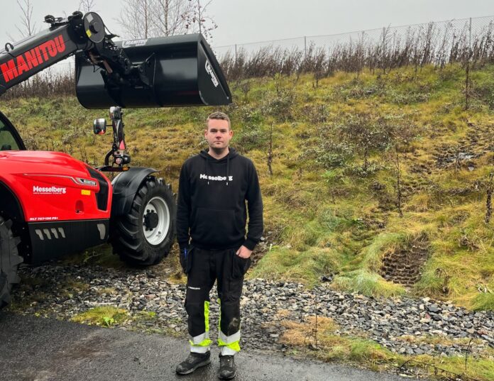 På bildet er logistikkmedarbeider Jonas Mørch Andersen hos Hesselberg. I bakgrunnen sees sporene opp bakken